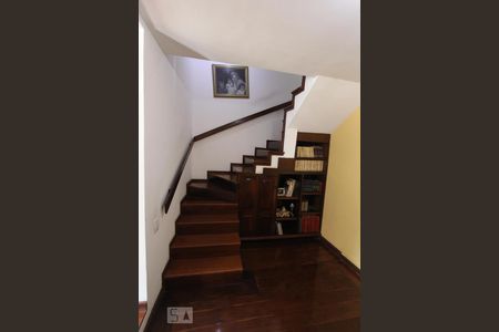 Casa à venda com 384m², 5 quartos e 2 vagasEscada