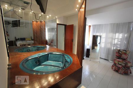 Casa à venda com 384m², 5 quartos e 2 vagasBanheira suite quarto 1