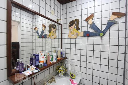 Casa à venda com 384m², 5 quartos e 2 vagasBanheiro suite quarto 4