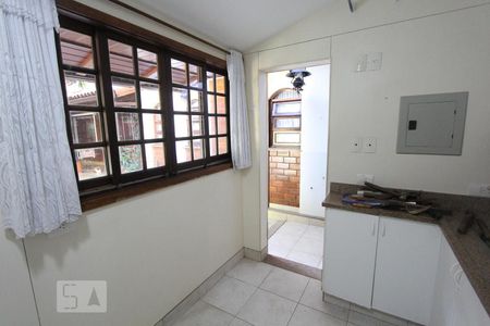 Casa à venda com 384m², 5 quartos e 2 vagasLavanderia