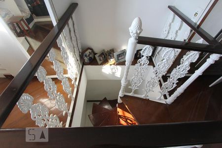 Casa à venda com 384m², 5 quartos e 2 vagasEscada - Closet - Quarto 1