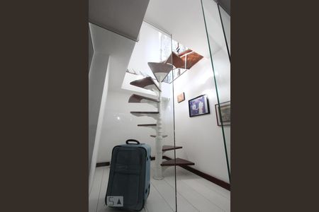 Casa à venda com 384m², 5 quartos e 2 vagasEscada closet - Quarto 1