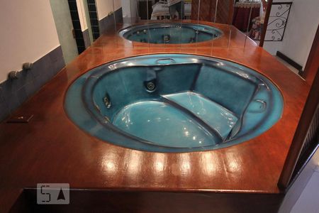 Casa à venda com 384m², 5 quartos e 2 vagasBanheira Suite quarto 1