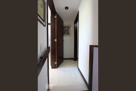 Casa à venda com 384m², 5 quartos e 2 vagasCorredor Quarto 1