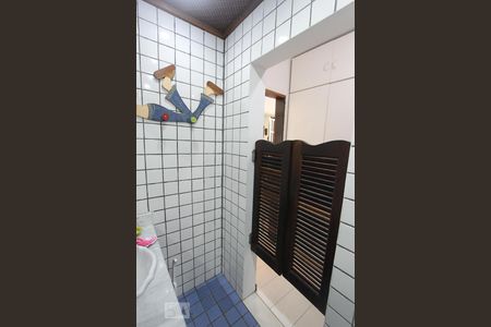 Casa à venda com 384m², 5 quartos e 2 vagasBanheiro suite quarto 4