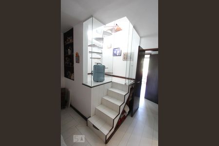 Casa à venda com 384m², 5 quartos e 2 vagasEscada closet - Quarto 1