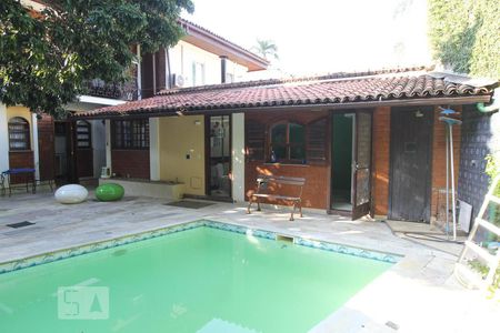 Casa à venda com 384m², 5 quartos e 2 vagasÁrea comum - Piscina