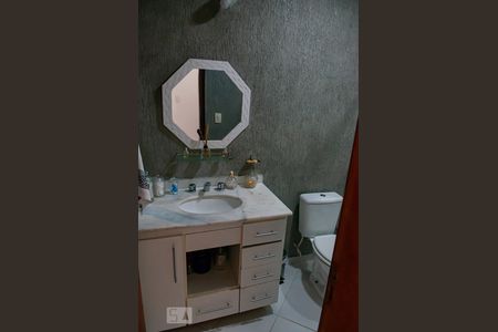 Casa à venda com 150m², 3 quartos e 1 vaga Casa à venda com 150m², 3 quartos e 1 vagaBanheiro