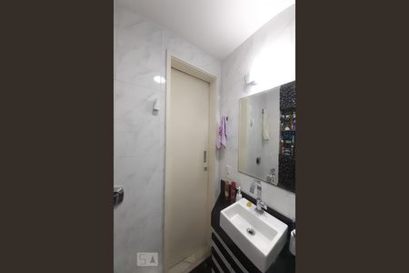 Apartamento à venda com 70m², 2 quartos e 1 vaga Apartamento à venda com 70m², 2 quartos e 1 vagaBanheiro Social