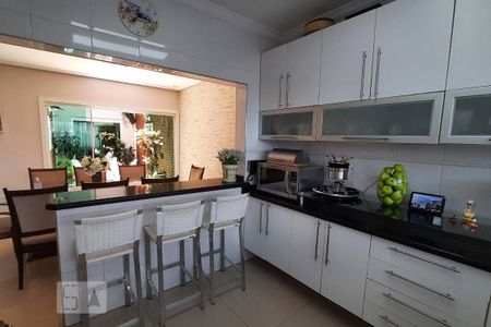 Casa à venda com 350m², 4 quartos e 4 vagasCozinha