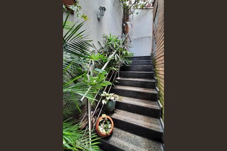 Casa à venda com 350m², 4 quartos e 4 vagasEscadas