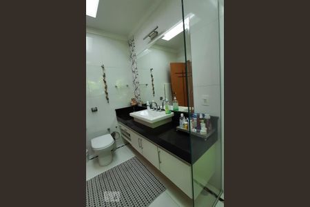 Casa à venda com 350m², 4 quartos e 4 vagasBanheiro Suite 1