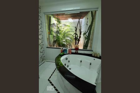 Casa à venda com 350m², 4 quartos e 4 vagasBanheiro Suite 1