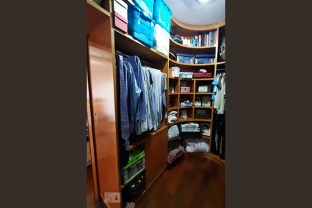 Casa à venda com 350m², 4 quartos e 4 vagasCloset Suite 1