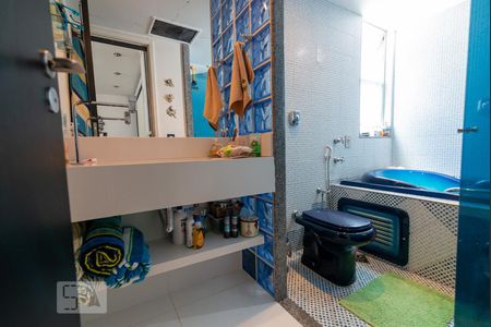 Apartamento à venda com 224m², 3 quartos e 3 vagas Apartamento à venda com 224m², 3 quartos e 3 vagasBanheiro 2