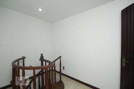 Casa à venda com 350m², 5 quartos e 1 vagaEscada