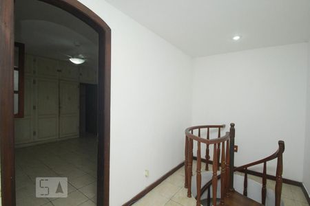 Casa à venda com 350m², 5 quartos e 1 vagaEscada