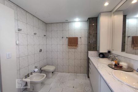 Apartamento à venda com 190m², 3 quartos e 2 vagas Apartamento à venda com 190m², 3 quartos e 2 vagasBanheiro da Suíte