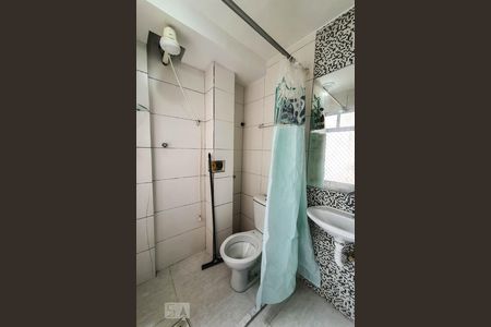 Banheiro de kitnet/studio para alugar com 1 quarto, 15m² em Liberdade, São Paulo