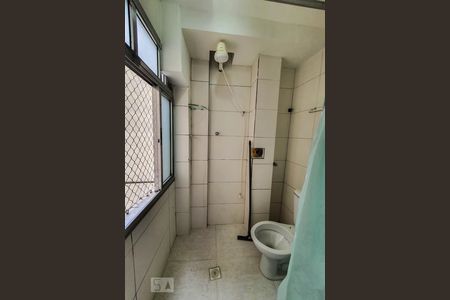 Banheiro de kitnet/studio para alugar com 1 quarto, 15m² em Liberdade, São Paulo