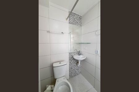 Banheiro de kitnet/studio para alugar com 1 quarto, 15m² em Liberdade, São Paulo