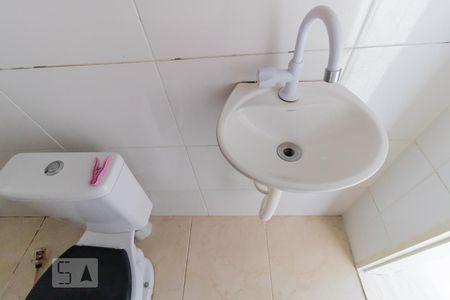 Casa de condomínio para alugar com 55m², 2 quartos e 2 vagasDetalhe banheiro