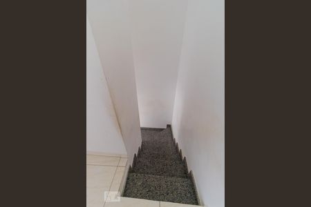 Casa de condomínio para alugar com 55m², 2 quartos e 2 vagasEscada