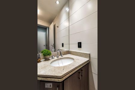 Apartamento à venda com 136m², 2 quartos e 2 vagas Apartamento à venda com 136m², 2 quartos e 2 vagasBanheiro da Suíte