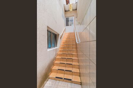 Casa à venda com 120m², 2 quartos e 2 vagas Casa à venda com 120m², 2 quartos e 2 vagasEscada