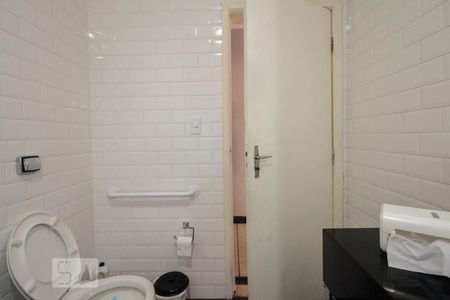 Banheiro  de casa à venda com 3 quartos, 125m² em Vila Canero, São Paulo