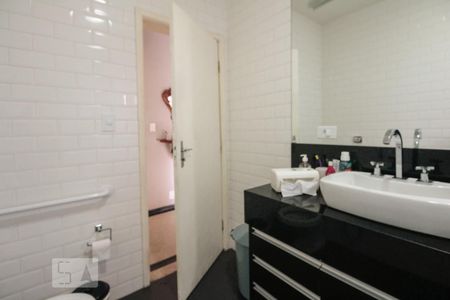 Banheiro  de casa à venda com 3 quartos, 125m² em Vila Canero, São Paulo