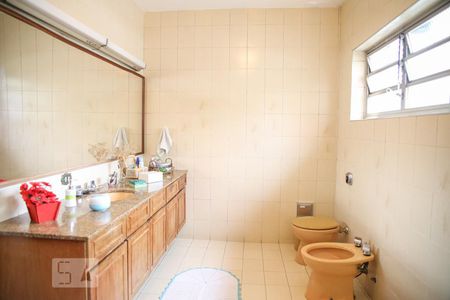 Casa à venda com 240m², 3 quartos e 4 vagasBanheiro da Suíte