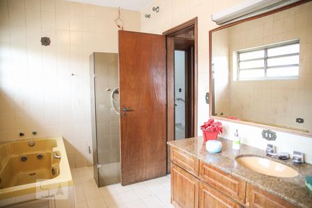 Casa à venda com 240m², 3 quartos e 4 vagasBanheiro da Suíte