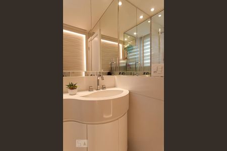 Apartamento à venda com 168m², 3 quartos e 3 vagas Apartamento à venda com 168m², 3 quartos e 3 vagasBanheiro suíte 2