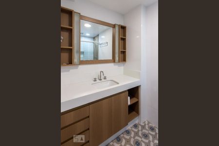 Apartamento à venda com 70m², 2 quartos e 2 vagasBanheiro da Suíte