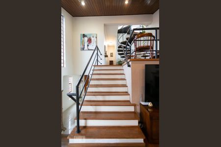 Casa à venda com 351m², 4 quartos e 4 vagasEscadas