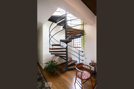 Casa à venda com 351m², 4 quartos e 4 vagasEscadas