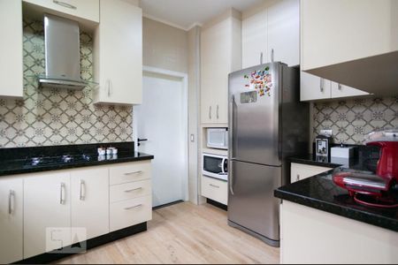 Casa à venda com 351m², 4 quartos e 4 vagasCozinha