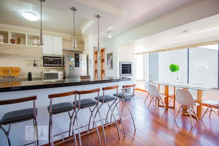 Apartamento à venda com 202m², 4 quartos e 5 vagasCozinha com churrasqueira