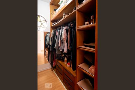 Casa para alugar com 315m², 4 quartos e 5 vagas Casa para alugar com 315m², 4 quartos e 5 vagasCloset Quarto 4 - Suíte