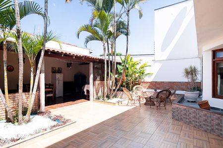 Casa para alugar com 315m², 4 quartos e 5 vagas Casa para alugar com 315m², 4 quartos e 5 vagasÁrea Externa