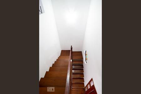 Casa para alugar com 315m², 4 quartos e 5 vagas Casa para alugar com 315m², 4 quartos e 5 vagasEscada