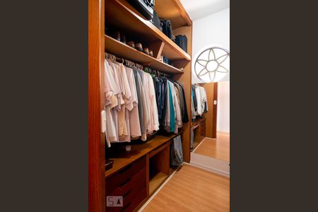 Casa para alugar com 315m², 4 quartos e 5 vagas Casa para alugar com 315m², 4 quartos e 5 vagasCloset Quarto 4 - Suíte