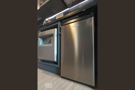 Studio para alugar com 30m², 1 quarto e 1 vagaDetalhe cozinha - Geladeira e lava-loucas