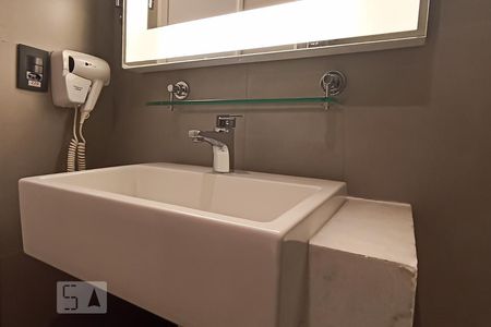 Studio para alugar com 30m², 1 quarto e 1 vagaDetalhe banheiro social - Pia