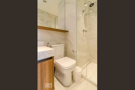 Apartamento para alugar com 70m², 2 quartos e 1 vaga Apartamento para alugar com 70m², 2 quartos e 1 vagaBanheiro da suíte
