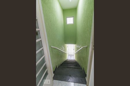 Casa à venda com 200m², 6 quartos e 1 vagaEscadas de acesso à casa 2