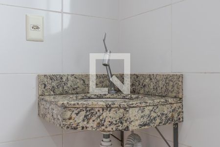 Banheiro de apartamento para alugar com 1 quarto, 48m² em Costa E Silva, Porto Alegre
