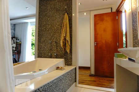 Casa à venda com 450m², 3 quartos e 2 vagasBanheiro da Suíte 2