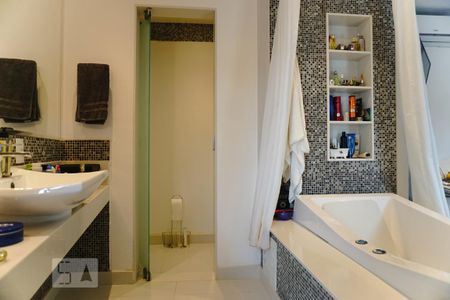 Casa à venda com 450m², 3 quartos e 2 vagasBanheiro da Suíte 2